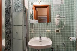 Uma casa de banho em Hotel Centro Cavour Roma
