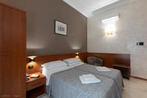Uma cama ou camas num quarto em Hotel Centro Cavour Roma