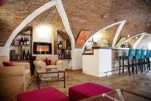 um bar num quarto com uma parede de tijolos em Renaissancehotel Raffelsberger Hof B&B em Weissenkirchen in der Wachau