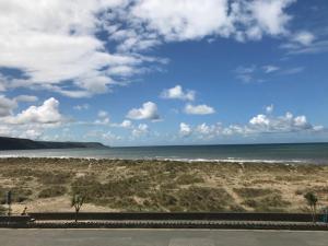 uma vista para o oceano a partir da praia em Crystal House em Barmouth