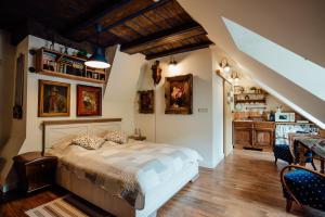 ein Schlafzimmer mit einem Bett in einem Zimmer im Dachgeschoss in der Unterkunft Dom Berg in Banská Štiavnica