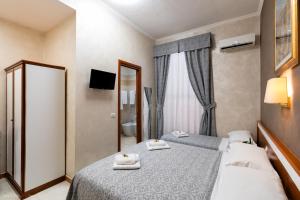 Uma cama ou camas num quarto em Hotel Centro Cavour Roma