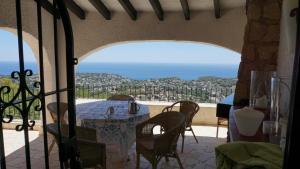 una sala da pranzo con vista sull'oceano di Casa Aguilera a Benissa