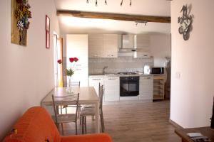 維泰博的住宿－La Gazza，厨房以及带桌椅的用餐室。