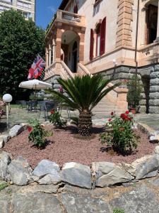 einen Garten vor einem Gebäude mit einer Pflanze in der Unterkunft Villa Fieschi in Lavagna