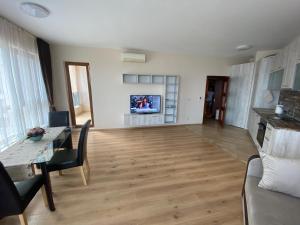 salon ze stołem i kanapą w obiekcie Elegantz Apartments 1 w Warnie