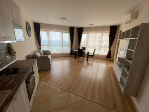 kuchnia i salon z kanapą i stołem w obiekcie Elegantz Apartments 1 w Warnie