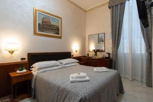 Uma cama ou camas num quarto em Hotel Centro Cavour Roma