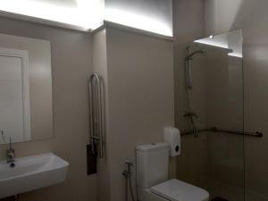a bathroom with a toilet and a shower and a sink at Acolá Rooms in Pontevedra