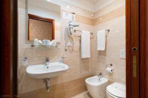 Uma casa de banho em Hotel Centro Cavour Roma