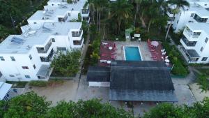 Negril Beach Club Condos في نيغريل: اطلالة جوية على منزل مع مسبح