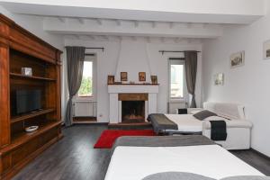 een slaapkamer met 2 bedden en een open haard bij Gorgeous Trastevere loft on the river in Rome