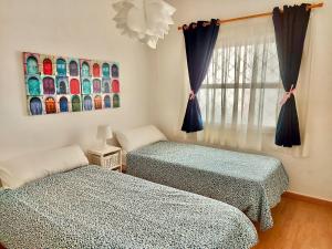 拉克魯斯的住宿－OceanView II by TOR，带窗户的客房内设有两张单人床。