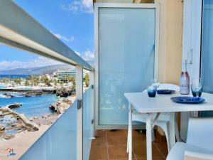拉克魯斯的住宿－OceanView II by TOR，阳台配有桌子,享有海滩美景