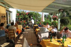 eine Gruppe von Personen, die in einem Restaurant an Tischen sitzen in der Unterkunft Apartments am Ringelberg in Erfurt