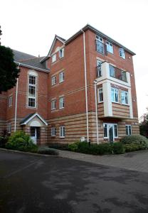 a large red brick building with a street in front of it at Westlands House, City Centre, Home-From-Home in Basingstoke