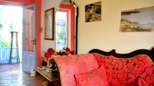 un soggiorno con divano rosso e frigorifero di Albergo Boutique Casajanca a Canneto