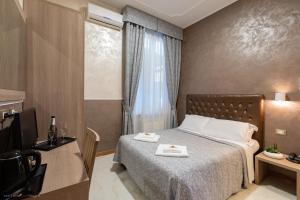 Uma cama ou camas num quarto em Hotel Centro Cavour Roma