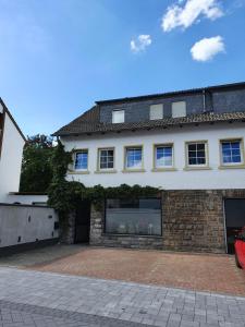 Casa blanca grande con entrada de ladrillo en Ferienapartment Hugos en Balve