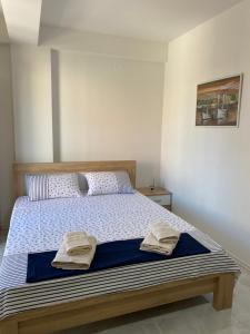 ein Schlafzimmer mit einem Bett mit zwei Handtüchern darauf in der Unterkunft Anastazija Apartment in Ohrid