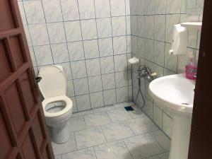 uma casa de banho com um WC e um lavatório em Likya Pansiyon em Kaleucagız