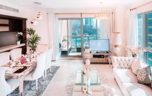 sala de estar con mesa y TV en Elite Royal Apartment - Full Burj Khalifa & fountain view - Pearl en Dubái