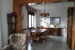 uma sala de jantar com mesa e cadeiras em Vidal Rural em Aviá