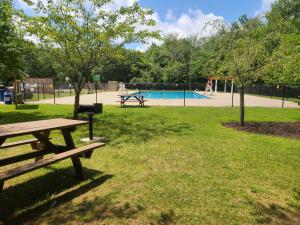 Bazén v ubytování Cozy Chalet Free Wi-Fi, and Grill nebo v jeho okolí