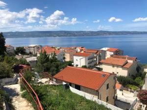 eine Stadt am Ufer eines Wasserkörpers in der Unterkunft Villa Borzic in Omiš