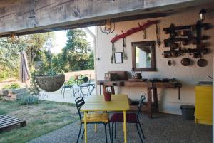 uma mesa e cadeiras num quarto com uma mesa e um espelho em Vintage Provence em Arles