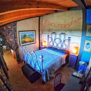 La casa del tartufo في Torri in Sabina: اطلالة علوية لغرفة نوم بسرير ازرق