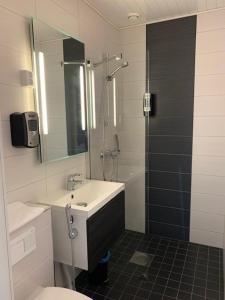 Kylpyhuone majoituspaikassa Hotel CityHovi