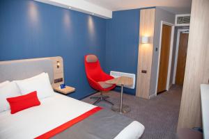 מיטה או מיטות בחדר ב-Holiday Inn Express Cardiff Bay, an IHG Hotel