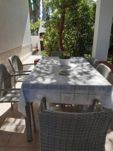 聖瑪莉亞德芙卡洛的住宿－Villa Lory，一张带椅子的白色桌子和一个碗