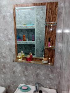ein Badezimmer mit einem Spiegel und einem Waschbecken in der Unterkunft House In The Forest in Sighnaghi