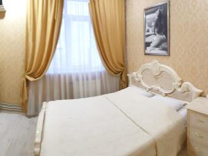 ソチにあるSmall accommodation facility Guest house Zolotaya Milyaのベッドルーム(白いベッド1台、窓付)