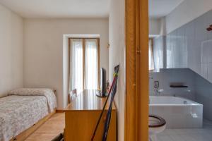 スピアッツォにあるAlbergo Moletaのバスルーム(ベッド1台、バスタブ、シンク付)