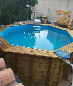 uma piscina com um deque de madeira em redor em Cath's place em Toulon