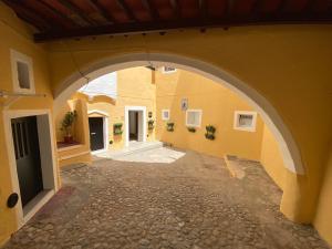 an archway in a building with a courtyard at Largo d Vizinha Bia in Elvas