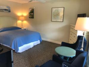 A bed or beds in a room at Island Place