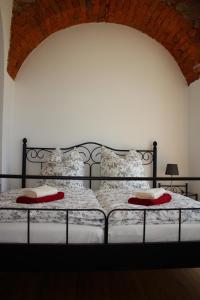 a bedroom with a black and white bed with two pillows at Ferienwohnung Kapplermühle in Bautzen