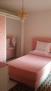Postel nebo postele na pokoji v ubytování Cozy apartment in El Rehab