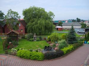 a garden in the middle of a yard at Agroturystyka Pod Jesionem2 in Władysławowo