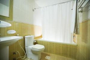 Koupelna v ubytování Mermaid Beach Hotel LLC