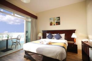 Postel nebo postele na pokoji v ubytování Mermaid Beach Hotel LLC