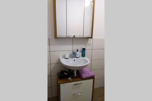 a bathroom with a sink and a mirror at Tolle Wohnung in Fontanestadt Neuruppin in Neuruppin