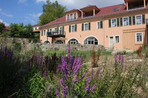 a house with purple flowers in front of it at Ferienwohnung Kapplermühle in Bautzen