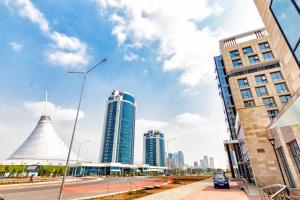 vistas a una ciudad con edificios altos en Luxurious apartment in the heart of Astana, en Astana