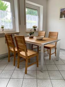 - une table à manger avec des chaises et un bol dans l'établissement Ferienwohnung Garten, à Unterneukirchen