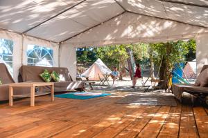 モリエ・エ・マーにあるWolfCamp Surf Molietsの家具付きのテント